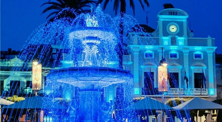 Mérida ilumina sus monumentos por el Día Mundial del Autismo