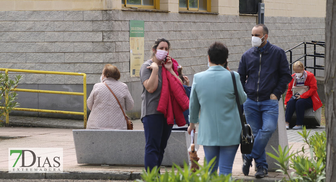 [REPOR] Largas colas tras la respuesta masiva para vacunarse en Badajoz