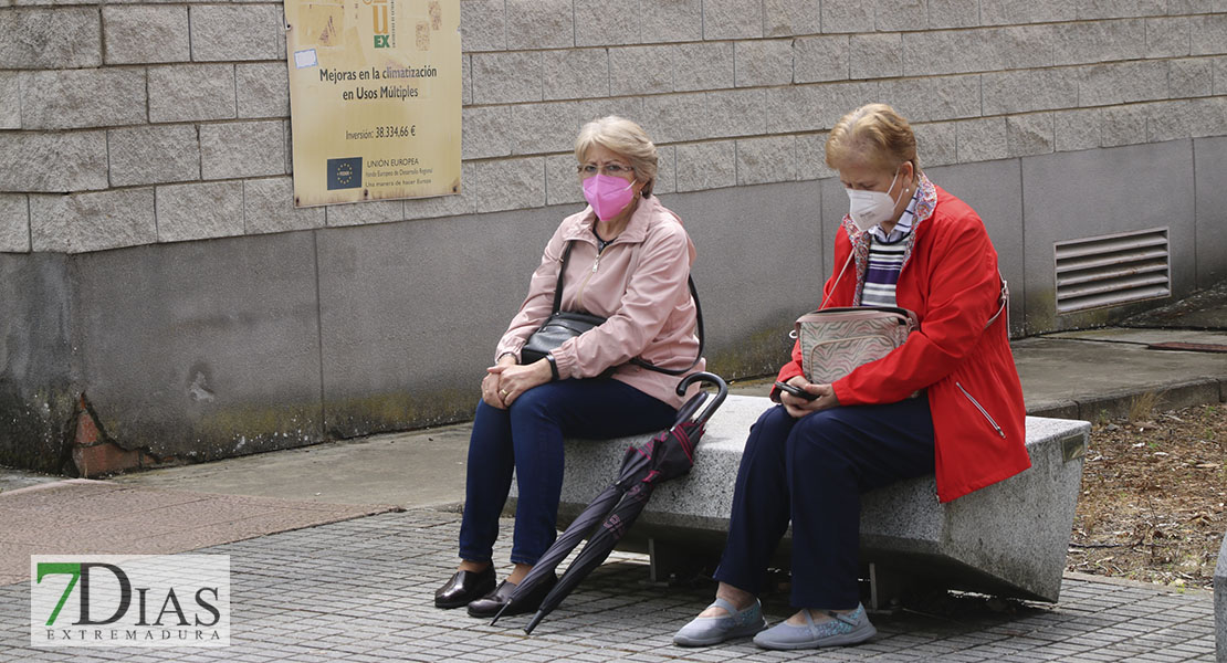 [REPOR] Largas colas tras la respuesta masiva para vacunarse en Badajoz