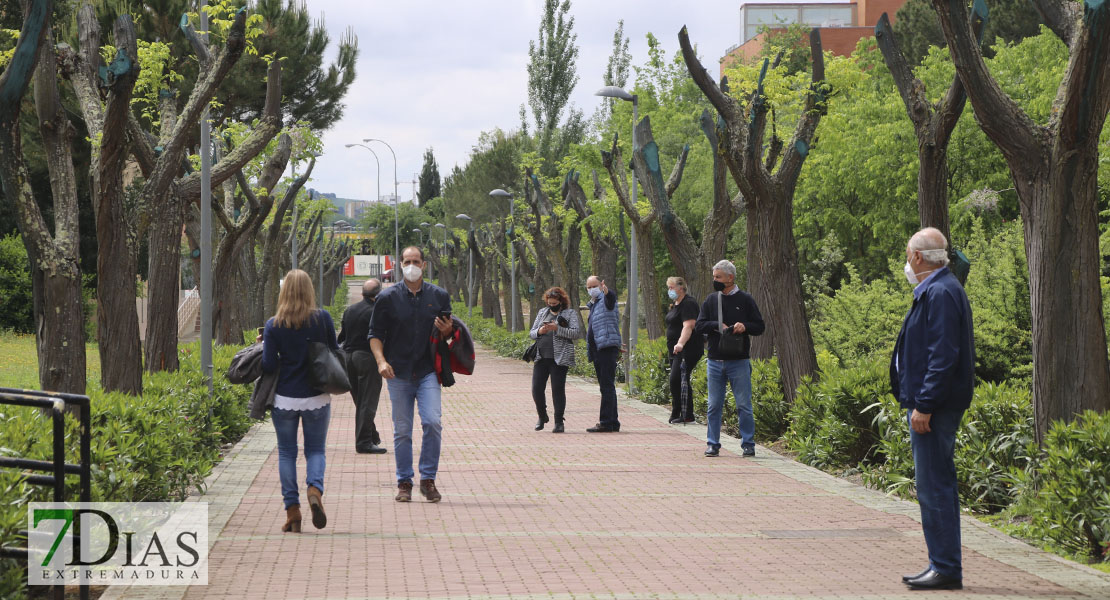 [REPOR] Largas colas tras la respuesta masiva para vacunarse en Badajoz