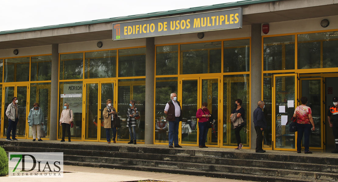 [REPOR] Largas colas tras la respuesta masiva para vacunarse en Badajoz