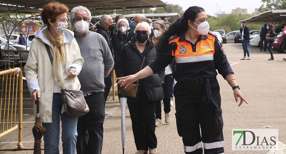 [REPOR] Largas colas tras la respuesta masiva para vacunarse en Badajoz