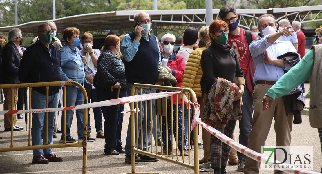 [REPOR] Largas colas tras la respuesta masiva para vacunarse en Badajoz