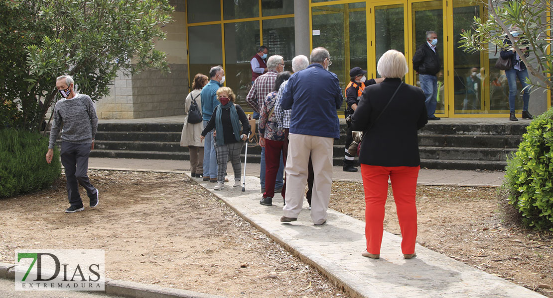 [REPOR] Largas colas tras la respuesta masiva para vacunarse en Badajoz