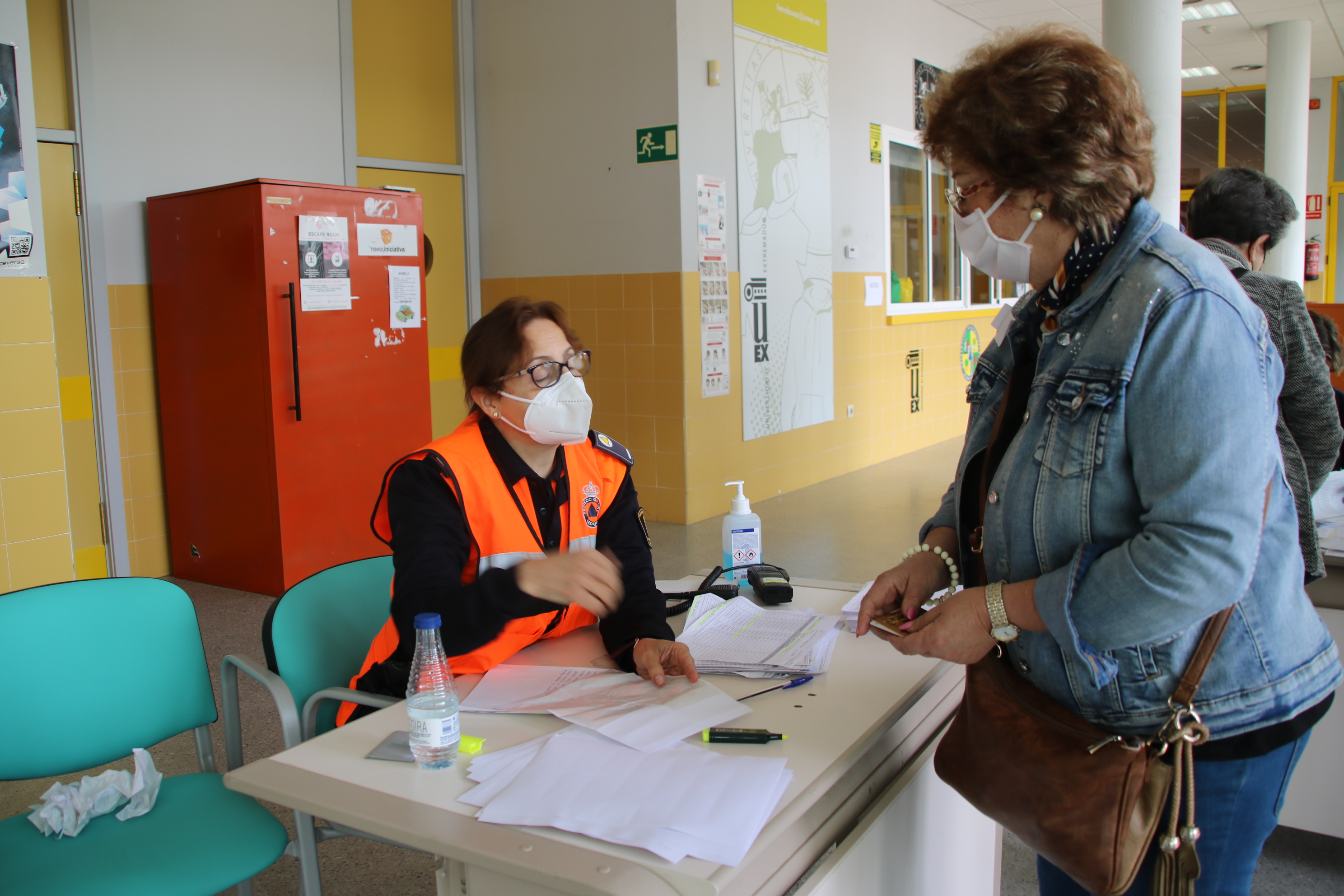 [REPOR] Largas colas tras la respuesta masiva para vacunarse en Badajoz