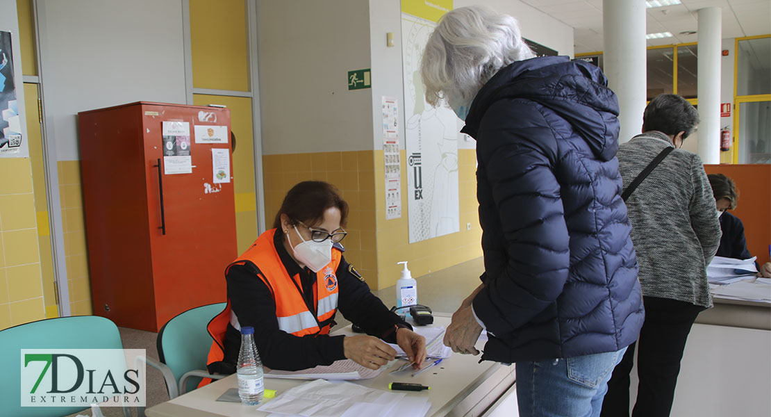 [REPOR] Largas colas tras la respuesta masiva para vacunarse en Badajoz