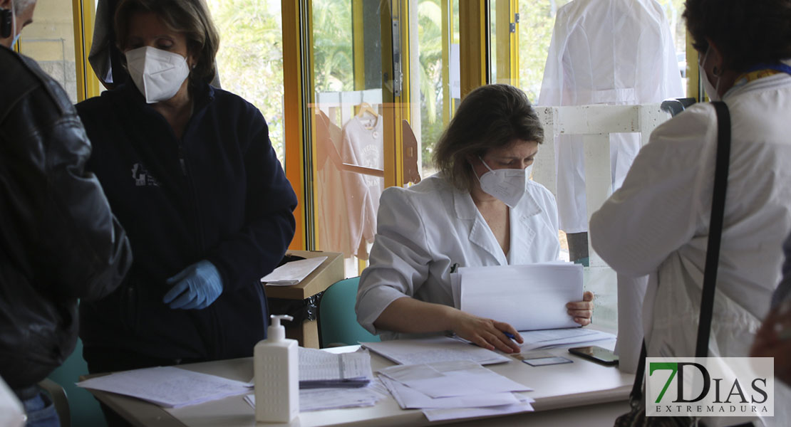 [REPOR] Largas colas tras la respuesta masiva para vacunarse en Badajoz