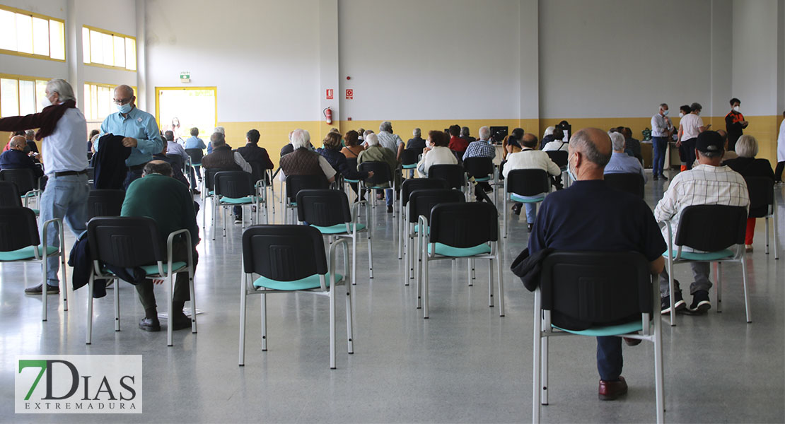 [REPOR] Largas colas tras la respuesta masiva para vacunarse en Badajoz