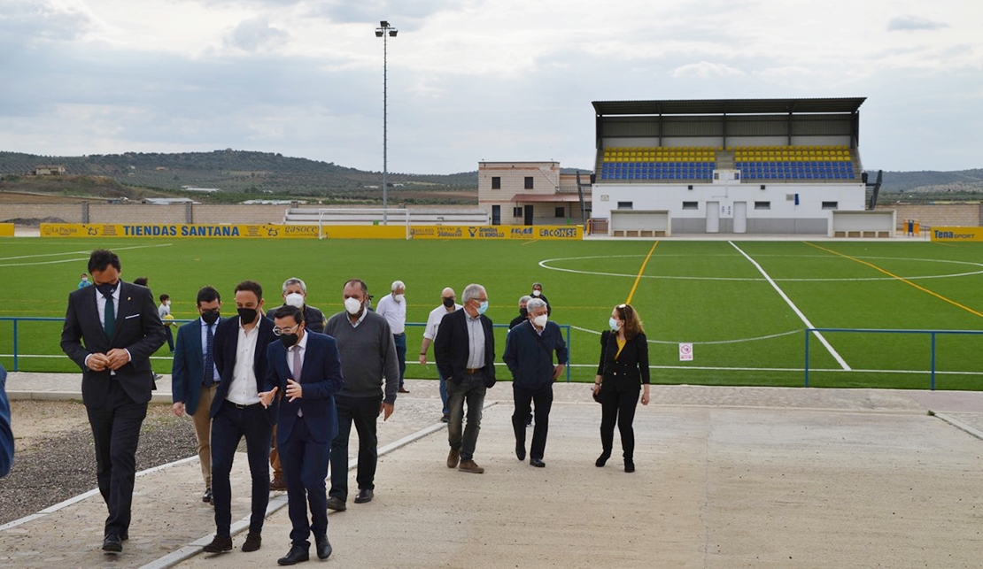 Gallardo visita el nuevo centro de interpretación y el estadio municipal de Zalamea de la Serena