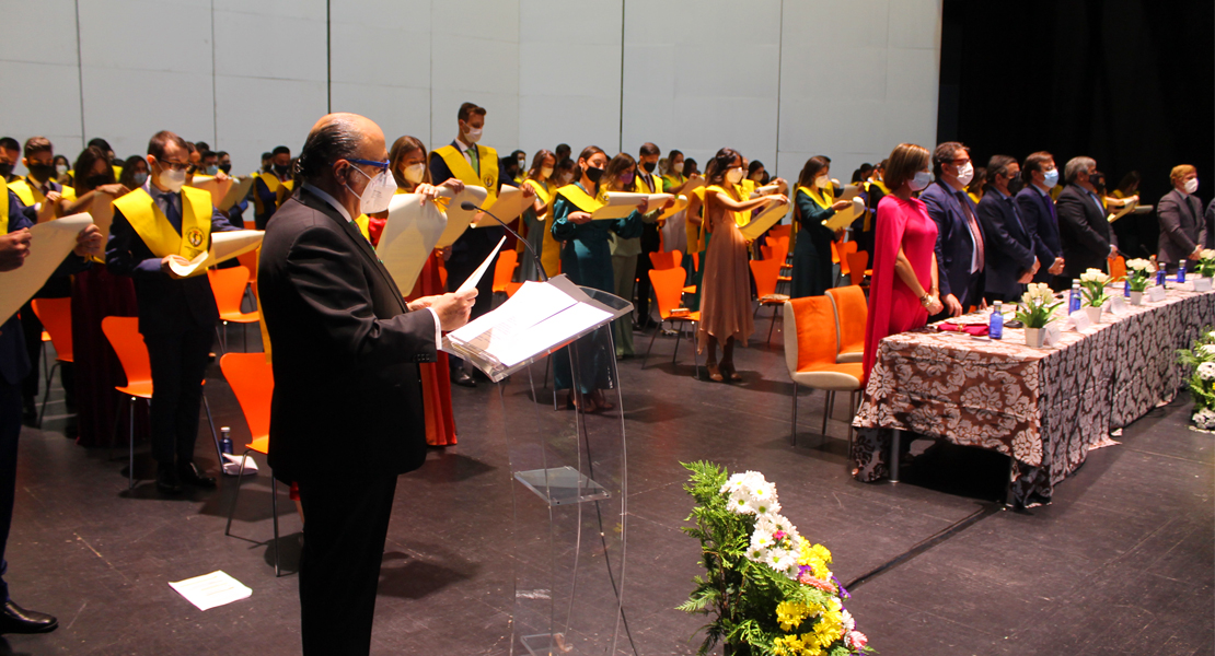 Graduados 104 alumnos de la Facultad de Medicina