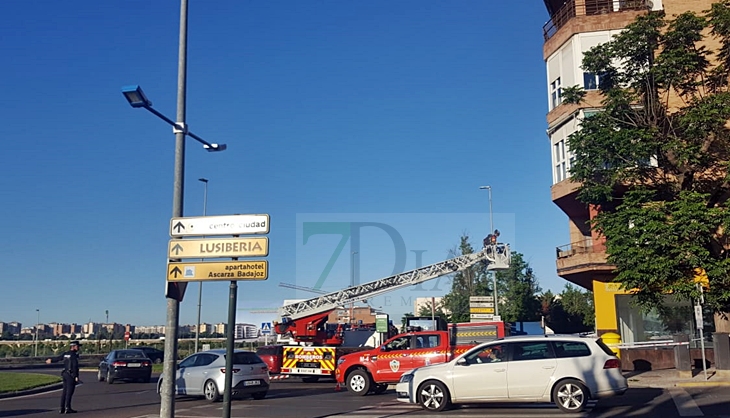 Caen cascotes de un edificio de Carolina Coronado hacia la vía pública