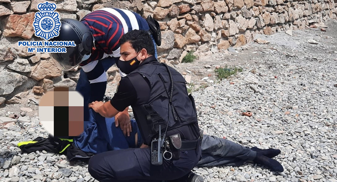 Salvan la vida a un joven inmigrante marroquí que intentaba ahorcarse en plena calle en Ceuta