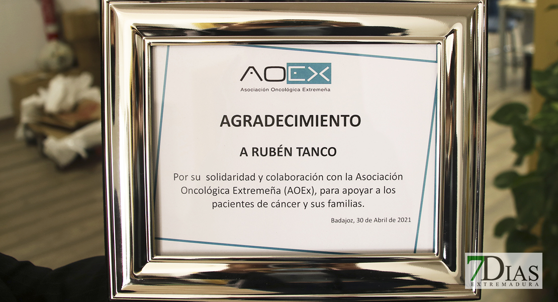 La Asociación Oncológica Extremeña entrega una placa de agradecimiento a Rubén Tanco