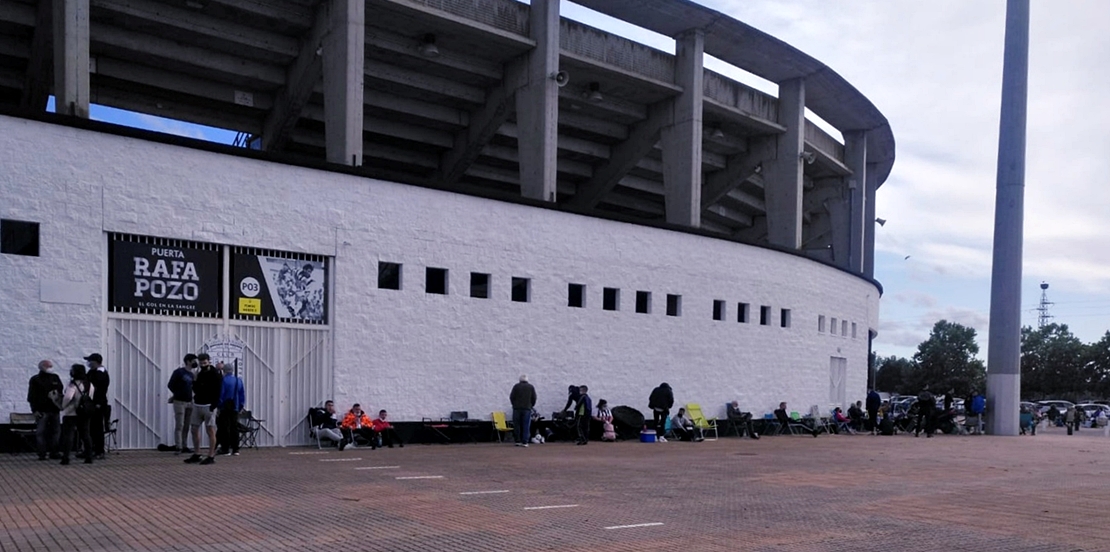 Unas 200 personas ya esperan por su entrada en el Nuevo Vivero