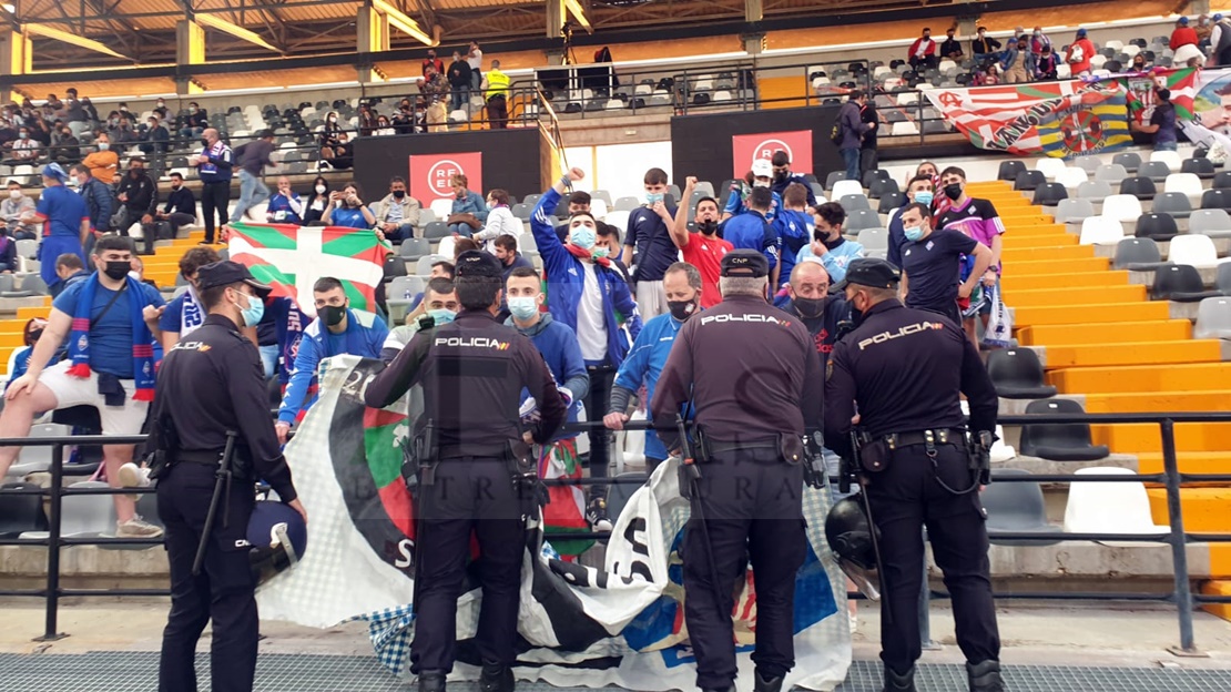 Gran ambiente dentro del estadio Nuevo Vivero ante un partido decisivo