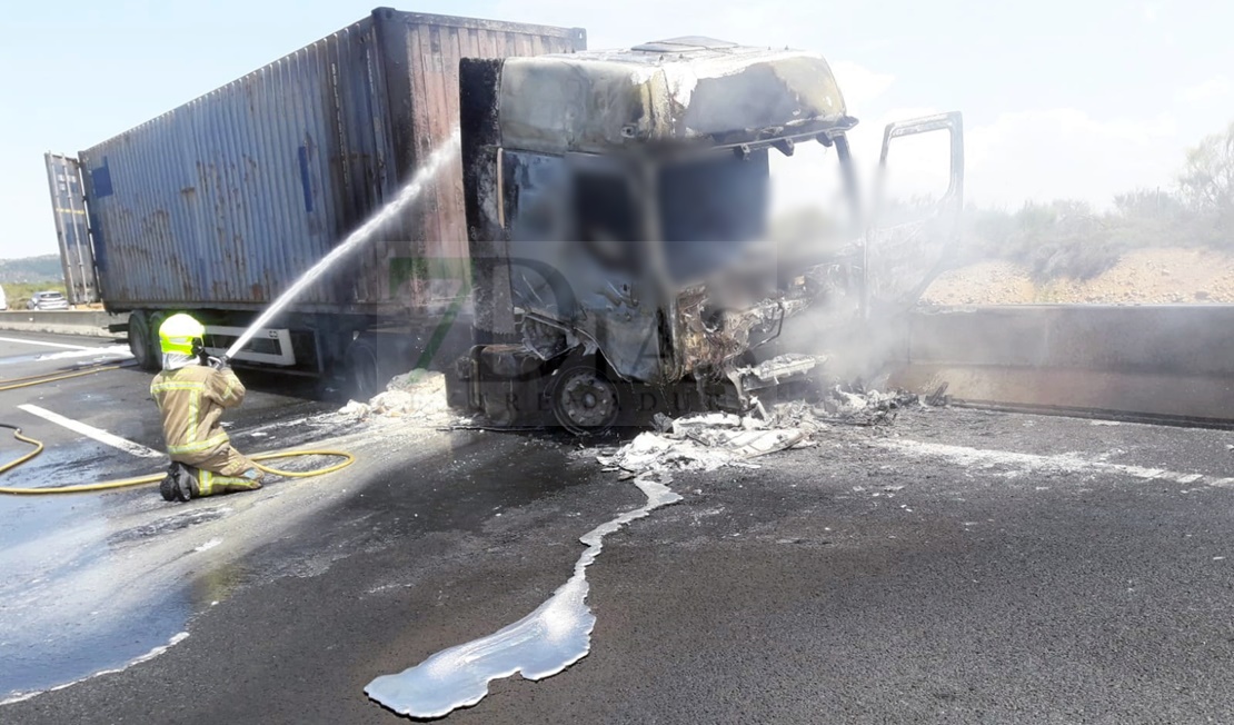 Sábado trágico: Un hombre fallece en el incendio de un camión en la A-5