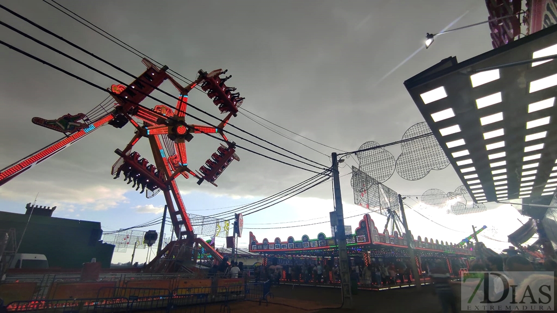 La lluvia hace acto de presencia el Día de los Niños en el Ferial