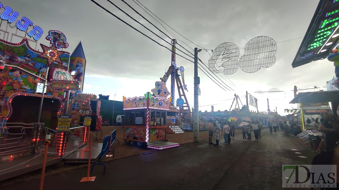 La lluvia hace acto de presencia el Día de los Niños en el Ferial