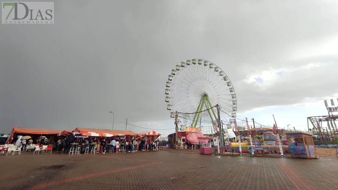 La lluvia hace acto de presencia el Día de los Niños en el Ferial