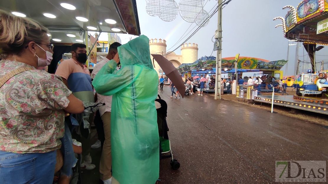 La lluvia hace acto de presencia el Día de los Niños en el Ferial