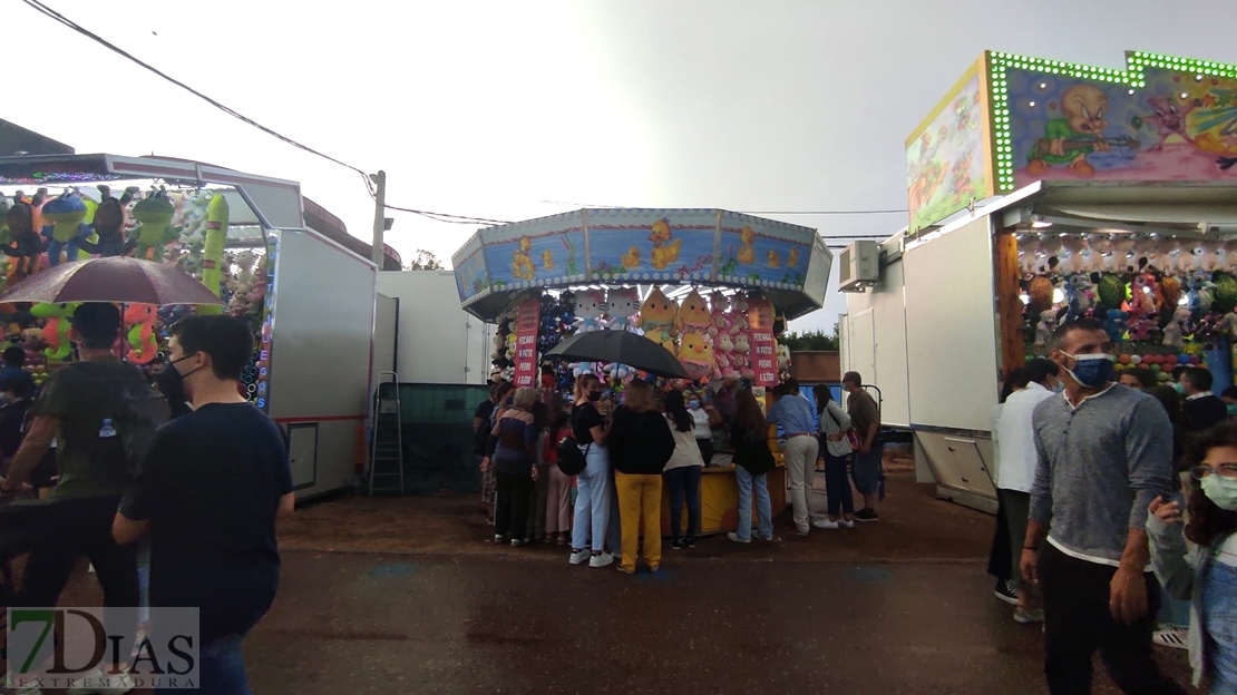 La lluvia hace acto de presencia el Día de los Niños en el Ferial