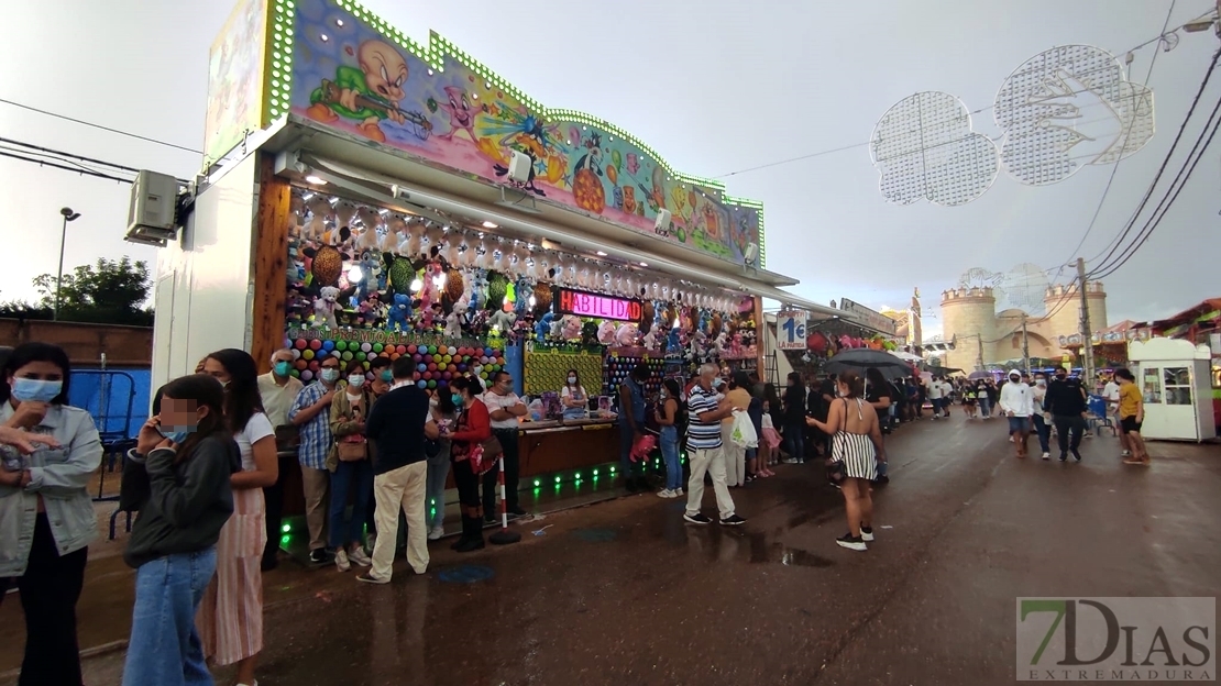 La lluvia hace acto de presencia el Día de los Niños en el Ferial