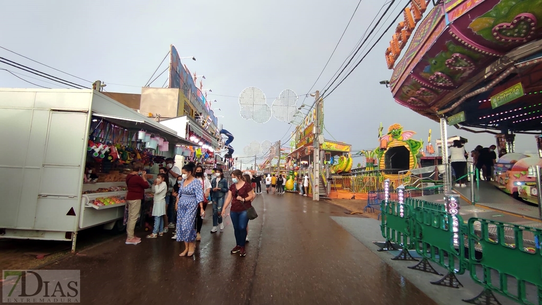 La lluvia hace acto de presencia el Día de los Niños en el Ferial