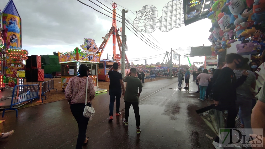 La lluvia hace acto de presencia el Día de los Niños en el Ferial