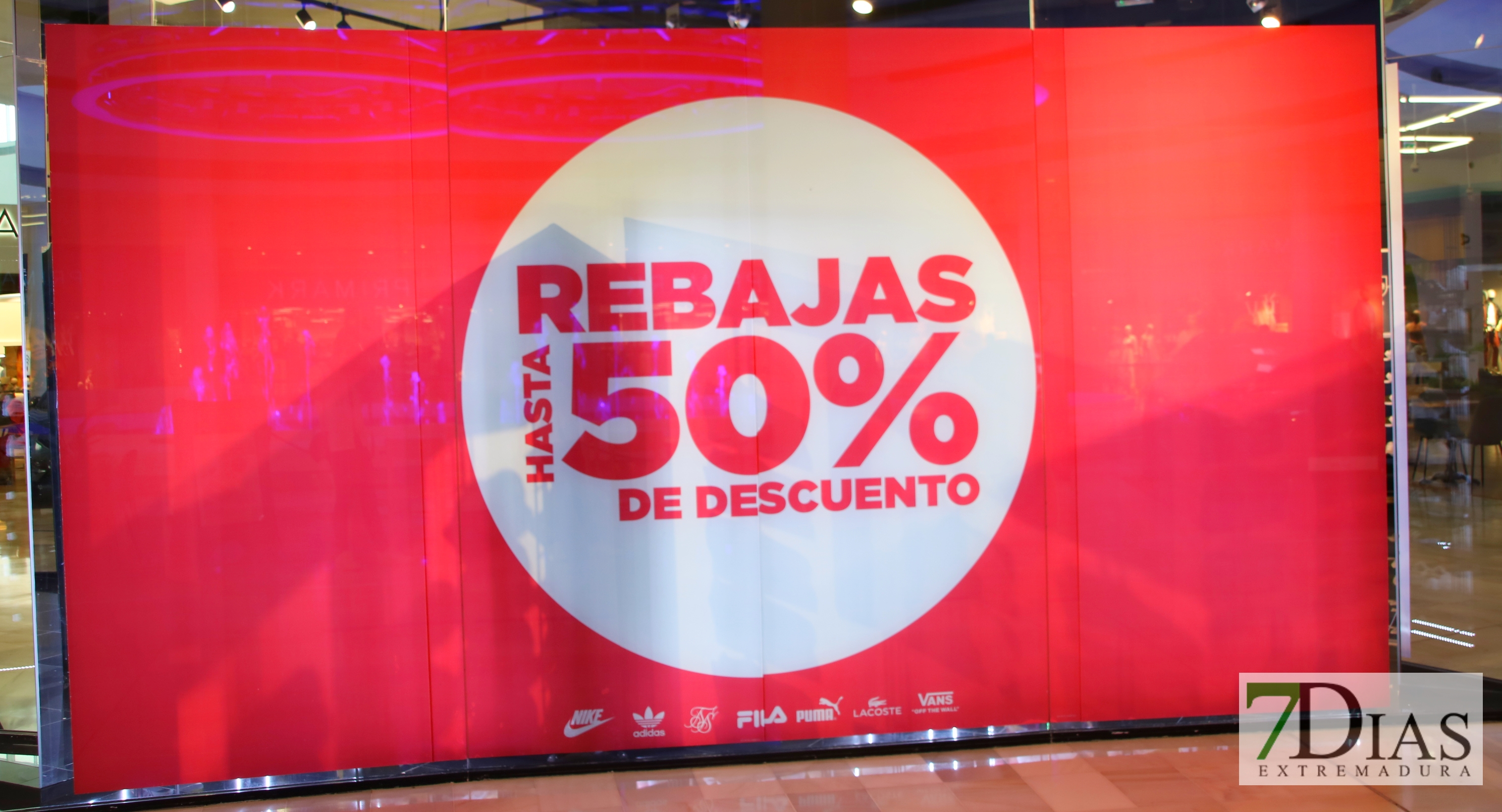 REPOR - Los extremeños aprovechan las primeras rebajas del verano