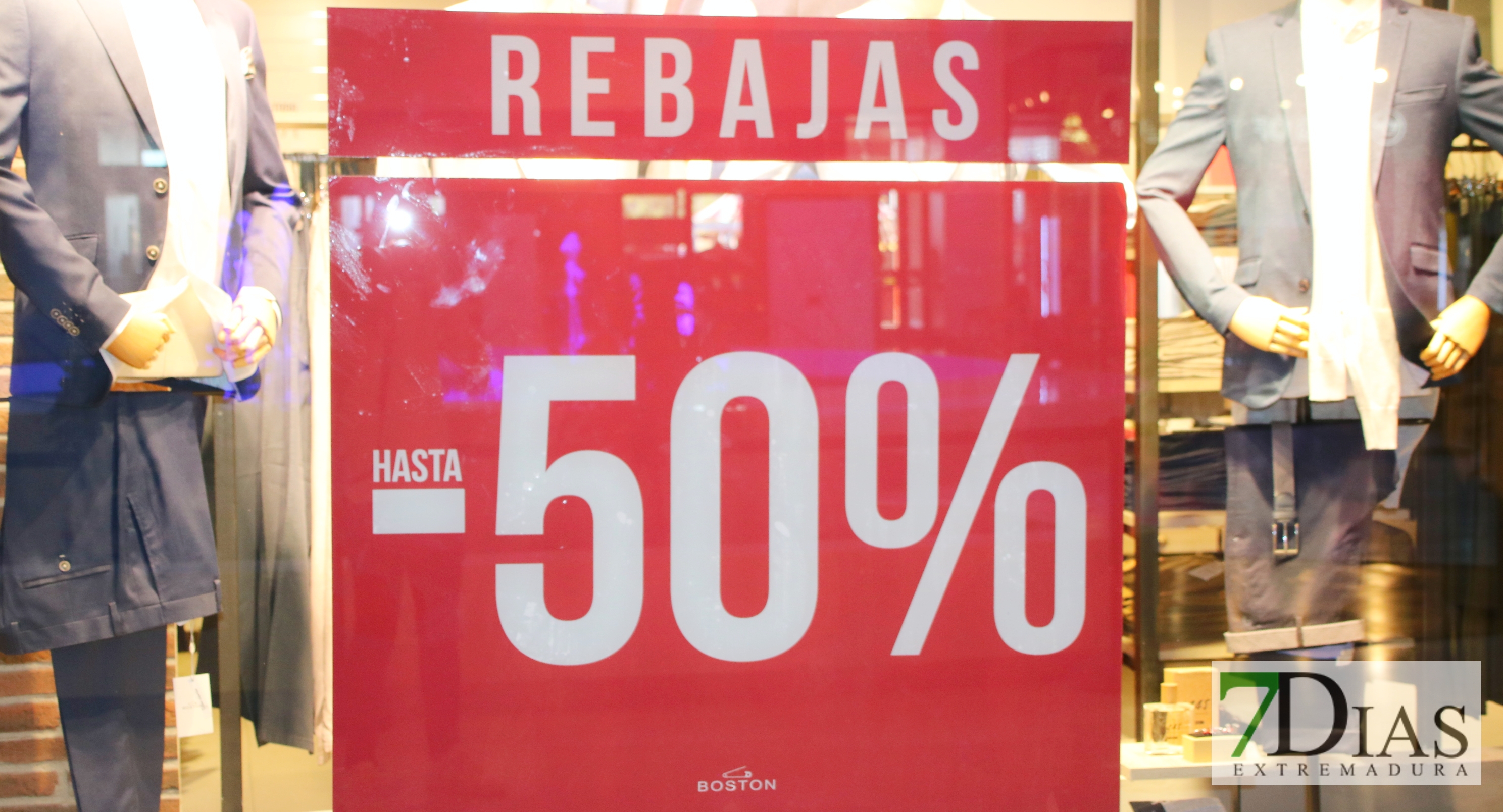 REPOR - Los extremeños aprovechan las primeras rebajas del verano