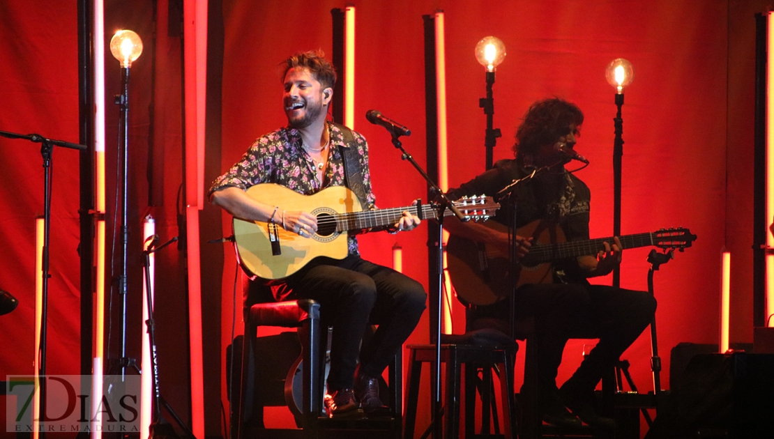 Manuel Carrasco hace las delicias del público del Alcazaba Festival