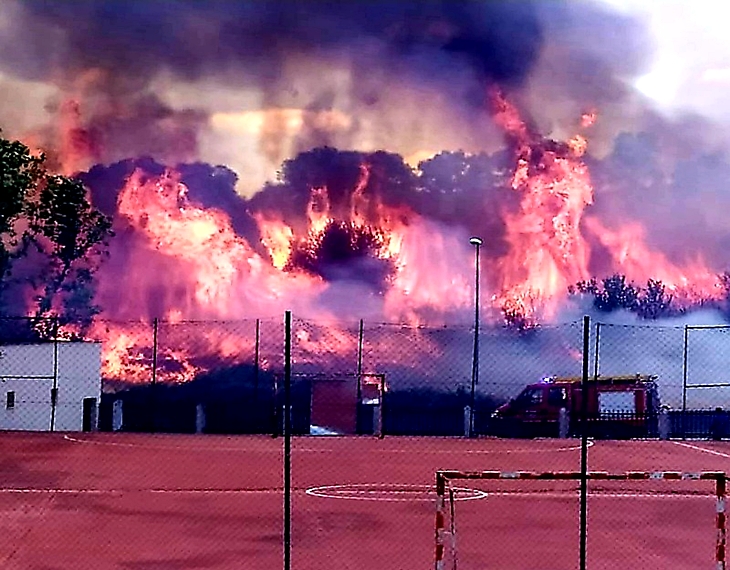 Bomberos Forestales de Extremadura luchan contra un incendio en Calzadilla (Cáceres)