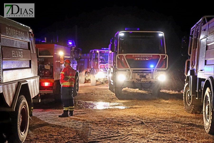 Más de 140 bomberos desplazados para extinguir un incendio cercano a Elvas