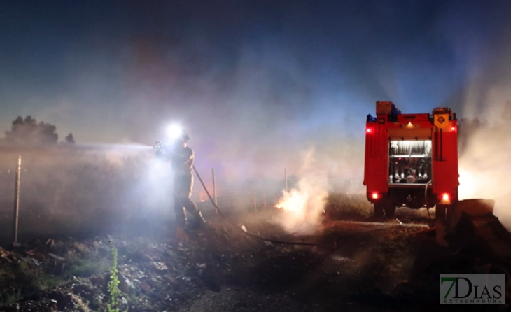 Grave incendio cercano a la pedanía pacense de Gévora