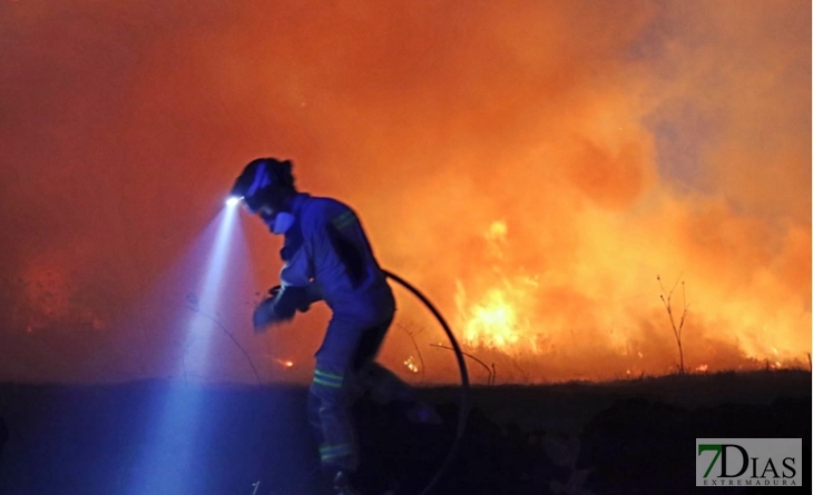 Grave incendio cercano a la pedanía pacense de Gévora