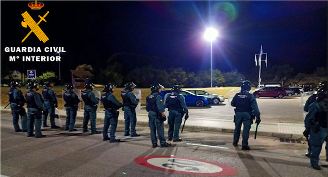 La Guardia Civil disuelve un macrobotellón en el que participaban cientos de personas