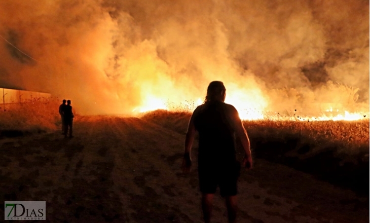 Grave incendio cercano a la pedanía pacense de Gévora