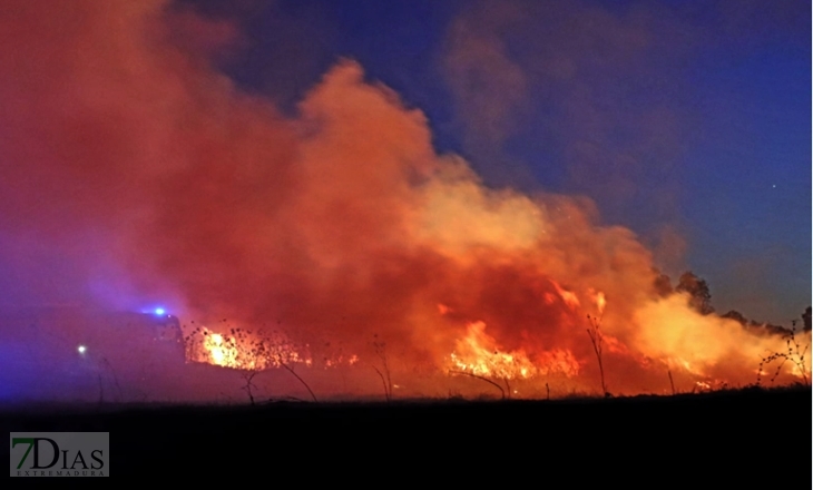 Grave incendio cercano a la pedanía pacense de Gévora