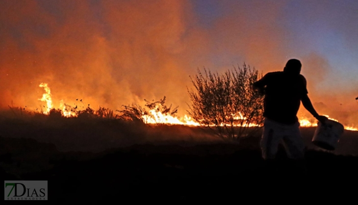 Grave incendio cercano a la pedanía pacense de Gévora