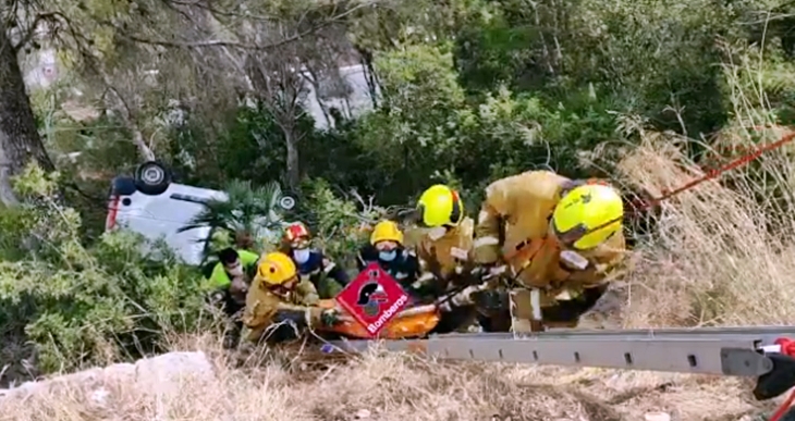 Un conductor cae por un barranco tras parar a hacer una foto y olvidar echar el freno