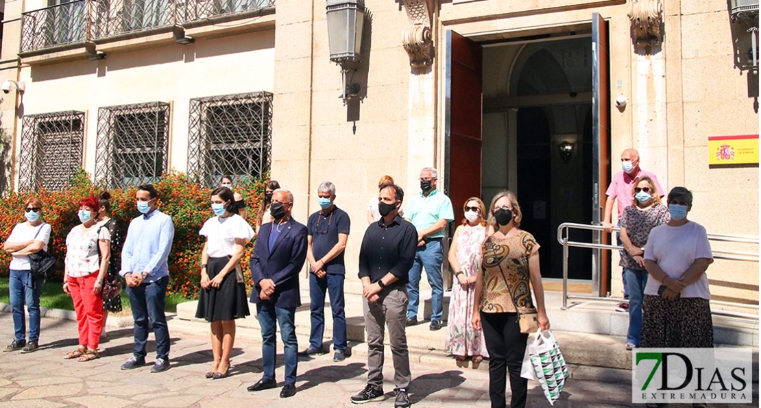 Extremadura guarda un minuto de silencio por dos jóvenes asesinadas por violencia de género