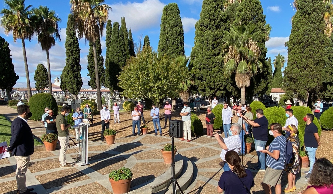 El PSOE homenajea a las víctimas del franquismo en el Cementerio Viejo