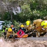 Un conductor cae por un barranco tras parar a hacer una foto y olvidar echar el freno