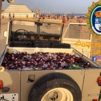 Intenta entrar con un todorreno lleno de 200 botellines de cerveza en la playa de La Antilla