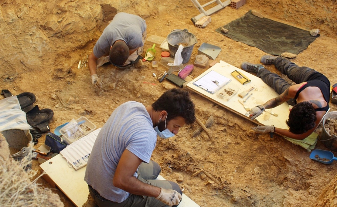 Aparecen restos de tres víctimas de la represión franquista en una fosa de un cementerio extremeño