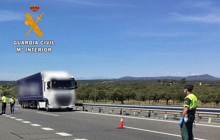 Militares de Bótoa alertan de la conducción temeraria de un conductor que circulaba por la N-523