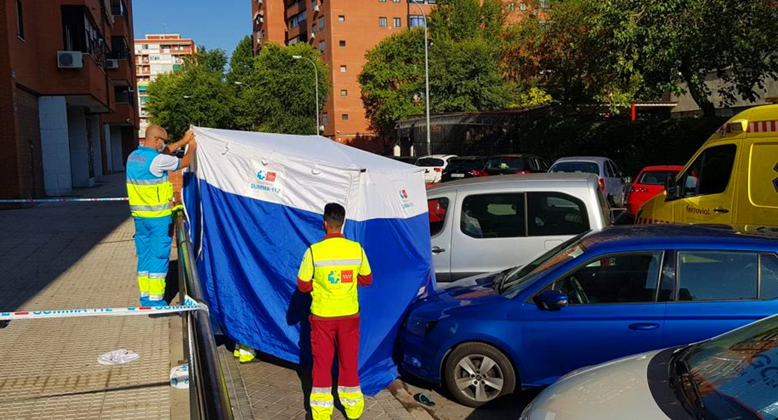 Una mujer cae desde un quinto piso cuando limpiaba los cristales