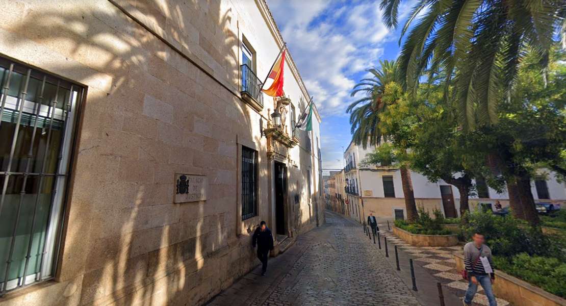 Un joven irá a la cárcel por apuñalar a otro por celos en Cáceres