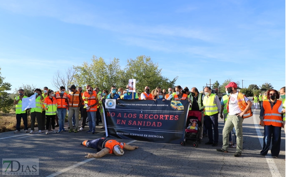 Protesta a los recortes en el transporte sanitario extremeño en la N-521