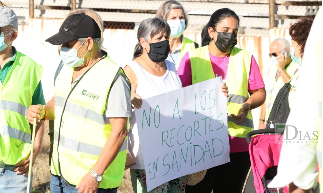 Protesta a los recortes en el transporte sanitario extremeño en la N-521